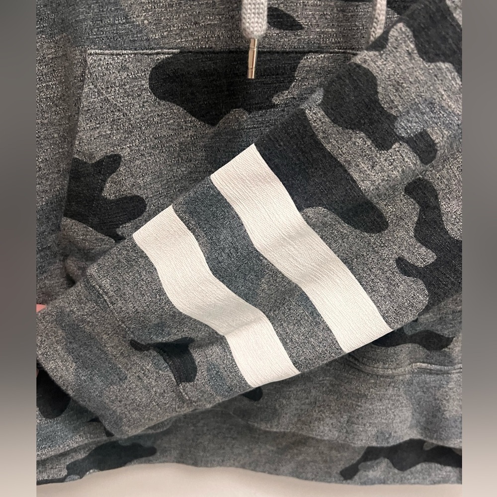 SUNDRY Women’s Grey and Black Camouflage Hooded Sweatshirt - Size Large - Picture 7 of 9